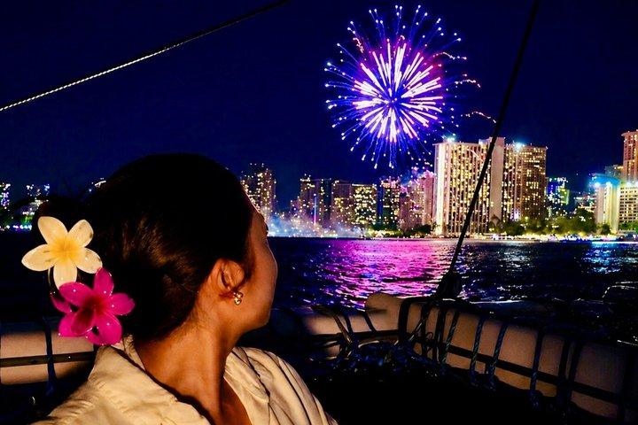 Waikiki Beach Catamarano Venerdì sera Tour dei fuochi d'artificio