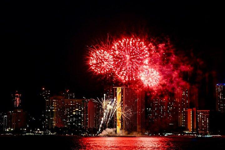 Waikiki Beach Catamarano Venerdì sera Tour dei fuochi d'artificio