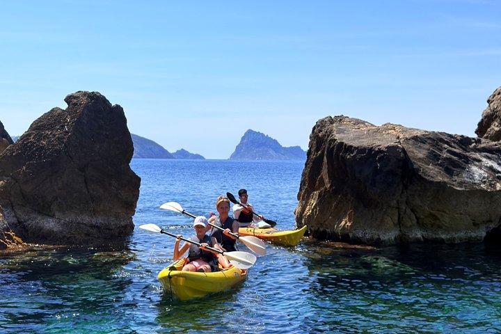 Excursão guiada à caverna marítima com caiaque e mergulho com snorkel em Ibiza