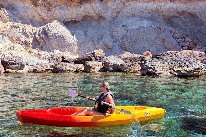 Excursão guiada à caverna marítima com caiaque e mergulho com snorkel em Ibiza