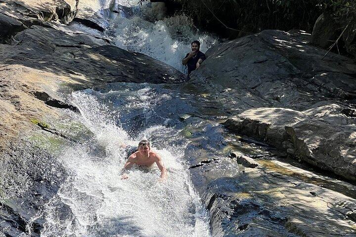 Tobogán de agua de selva tropical El Yunque con relajación en la playa