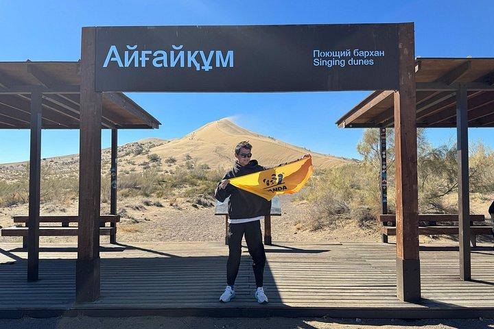 アルティン・エメル・アドベンチャー・イン・アクタウ山脈カタウとシンギング・デューン