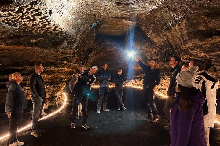 ヘラー洞窟での古代史跡ツアー