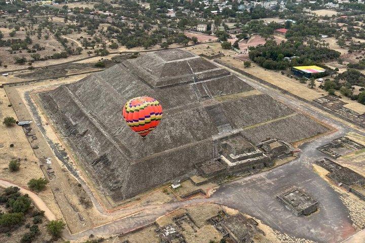Teotihuacán Balloon Flight with Private Transport & Pyramids Tour