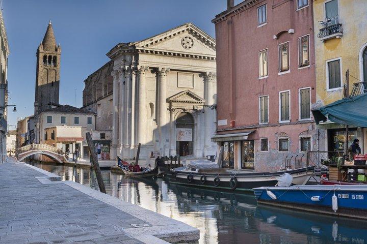 Excursão personalizada de arquitetura em Veneza com um guia local.
