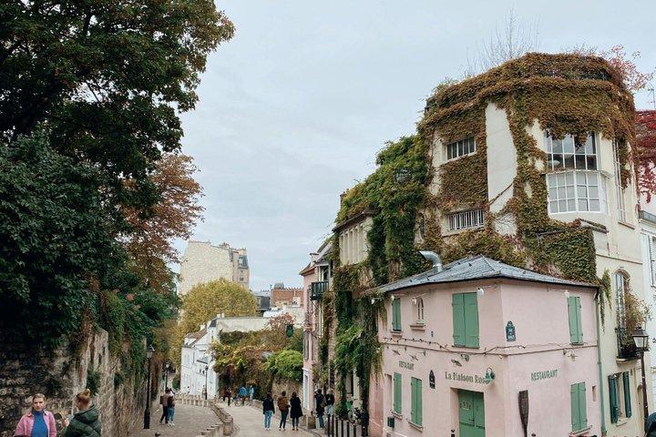 パリ・モンマルトル散策ツアー：ムーランルージュからサクレクールへ