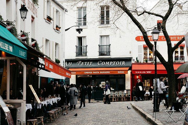 パリ・モンマルトル散策ツアー：ムーランルージュからサクレクールへ