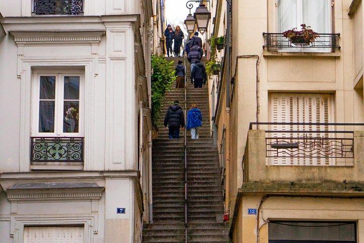 パリ・モンマルトル散策ツアー：ムーランルージュからサクレクールへ