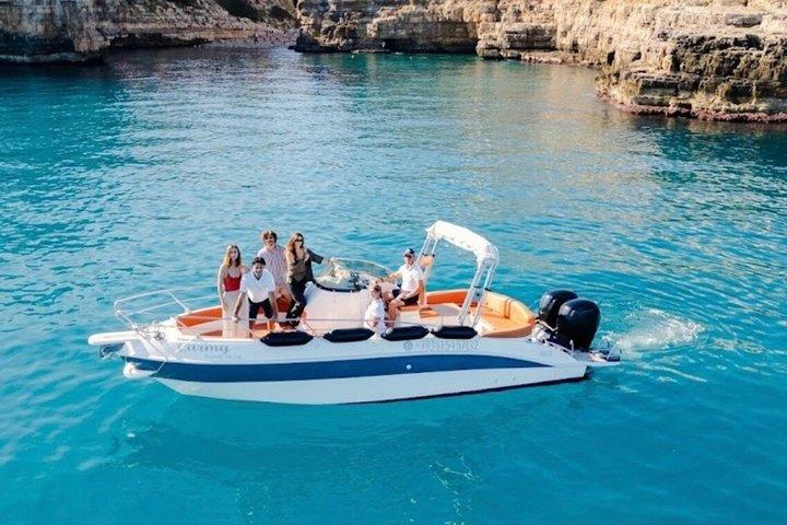 ポリニャーノ・ア・マーレ海岸のプライベートボートツアーとアペリティフ