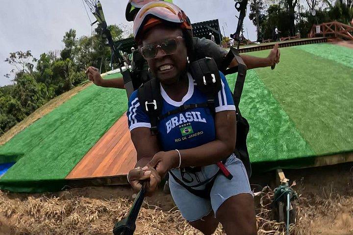 自然やビーチを一望できるリオ・サン・コンラードでのパラグライダー