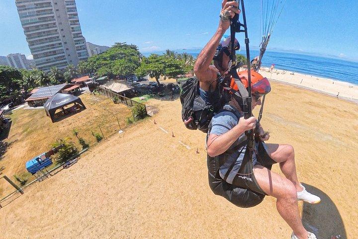 自然やビーチを一望できるリオ・サン・コンラードでのパラグライダー