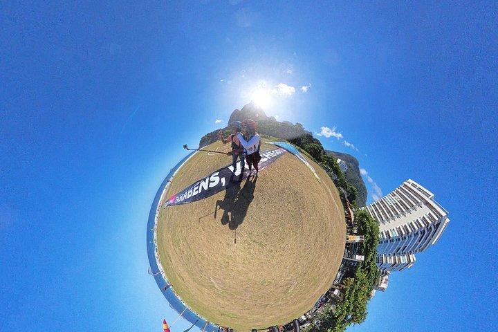 自然やビーチを一望できるリオ・サン・コンラードでのパラグライダー