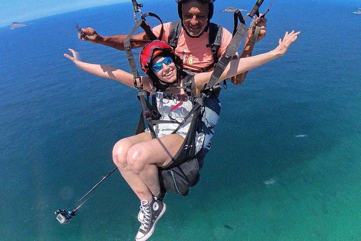 自然やビーチを一望できるリオ・サン・コンラードでのパラグライダー