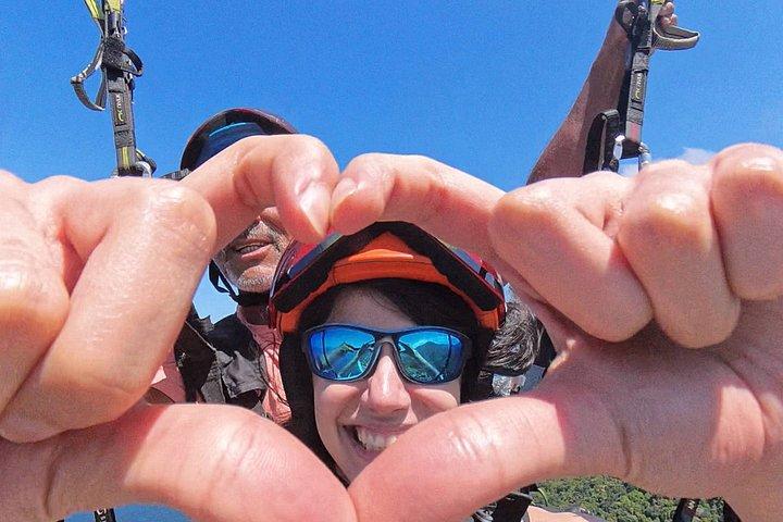 自然やビーチを一望できるリオ・サン・コンラードでのパラグライダー