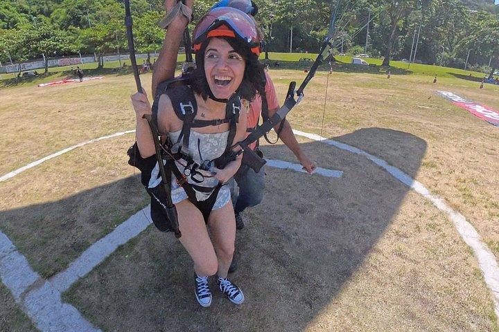 自然やビーチを一望できるリオ・サン・コンラードでのパラグライダー