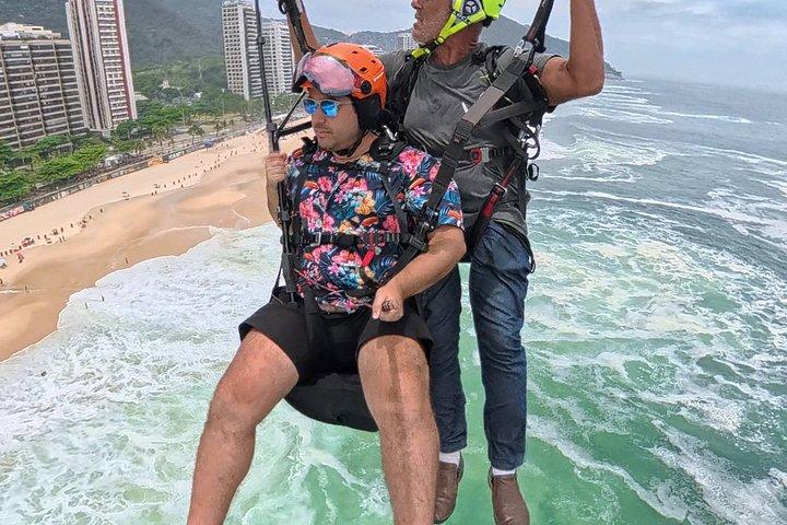 自然やビーチを一望できるリオ・サン・コンラードでのパラグライダー