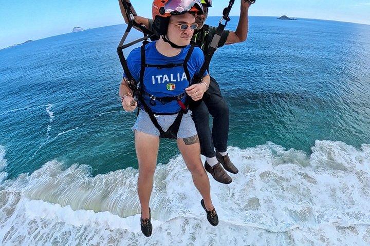 自然やビーチを一望できるリオ・サン・コンラードでのパラグライダー