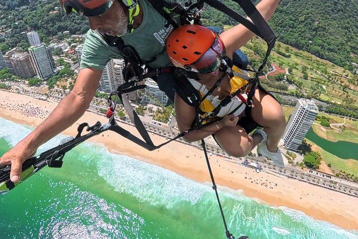 自然やビーチを一望できるリオ・サン・コンラードでのパラグライダー