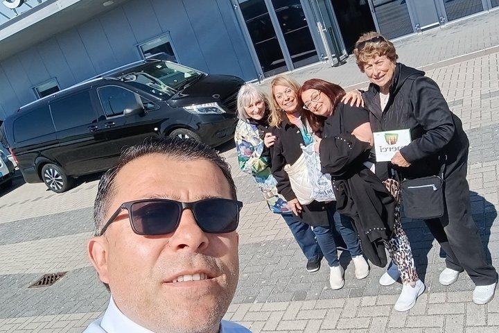Privater Minivan-Transfer zum oder vom Flughafen Schiphol