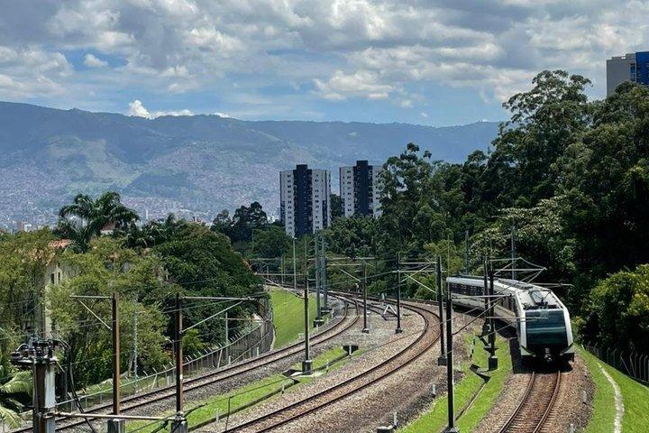 Medellín City Tour : Comuna 13, MetroCable & Downtown Experience