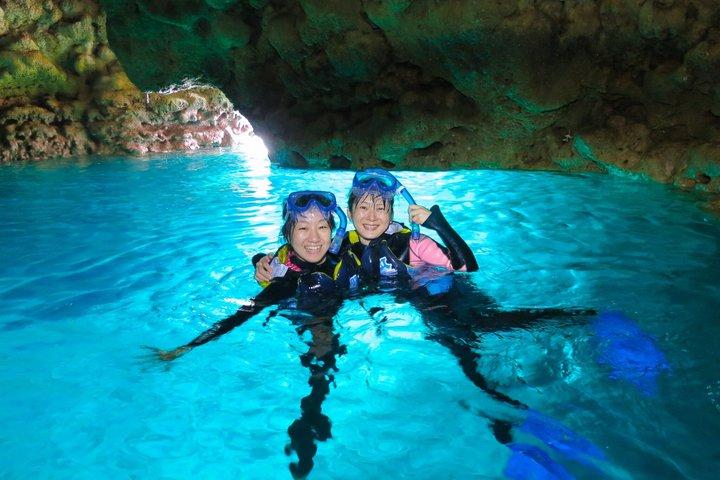 [Okinawa Blue Cave] Snorkling (bådtur, guidet charter) Meget tilfreds med den smukke butiks omfattende faciliteter (foto- og videooptagelsesservice inkluderet)
