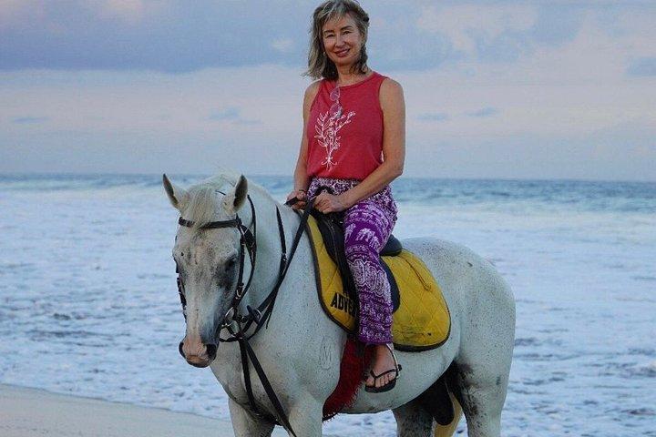 バリ島のブラックサンドビーチ乗馬アドベンチャー