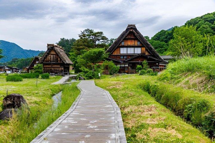 Excursion privée d'une journée à Shirakawago au départ de Takayama avec Guide local