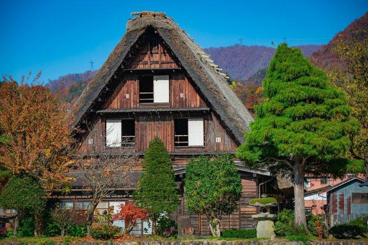 高山発ローカルガイド付き白川郷プライベート日帰り旅行