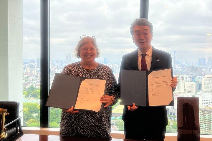 東京でコーヒーを飲みながら日本語の政治を知る