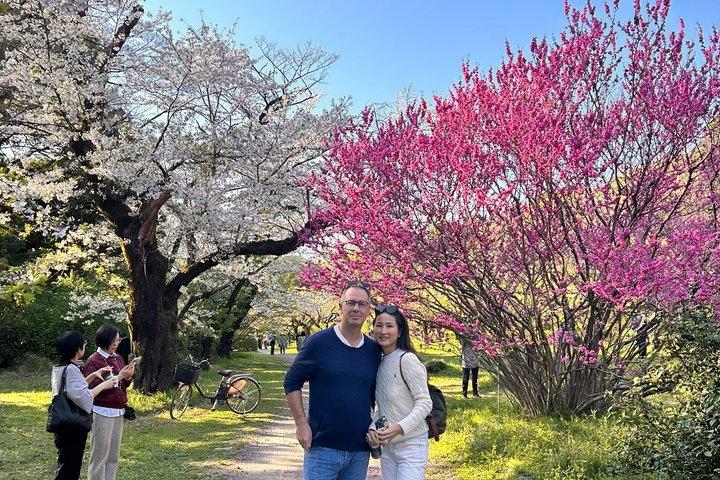 Tokyo Spring Flowering Gardens Tour met Gardener E-bike of wandeling