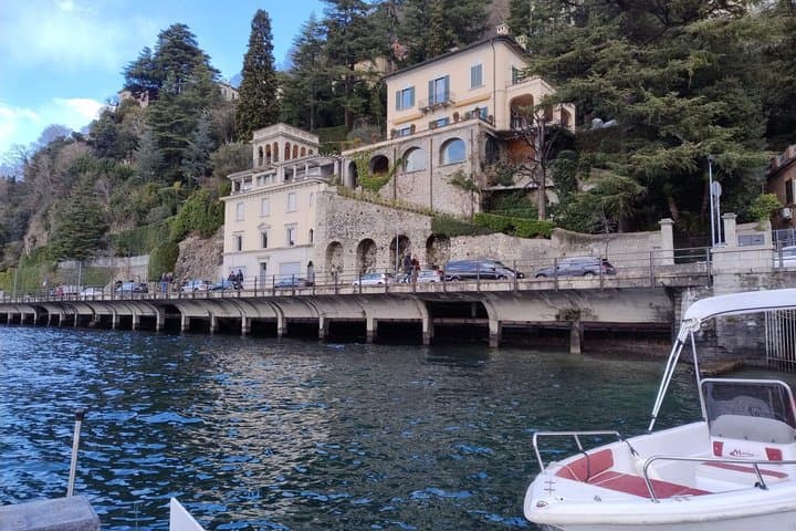 Self Drive Boat Rental License Free in Lake Como