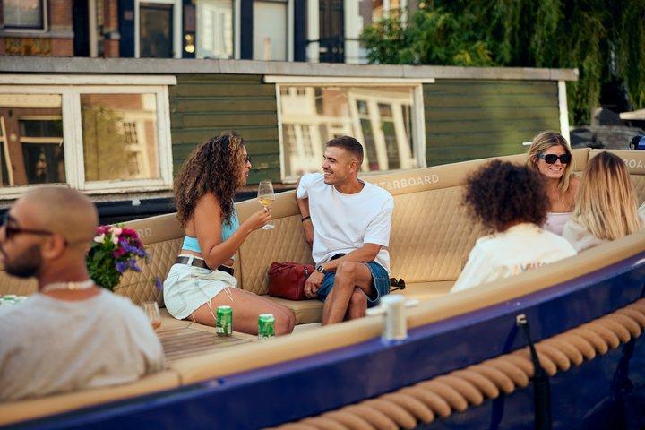 Amsterdam : Canal Cruise med lokale værter, drikkevarer og bid mulighed