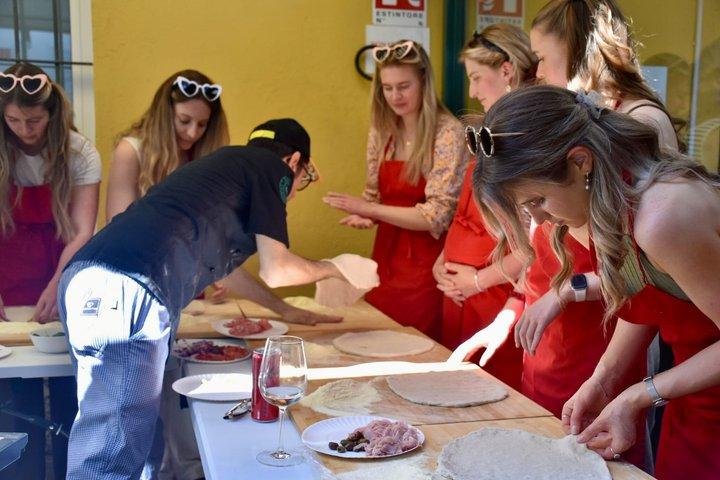 Clase de preparación de pizza premium en una pizzería de Como