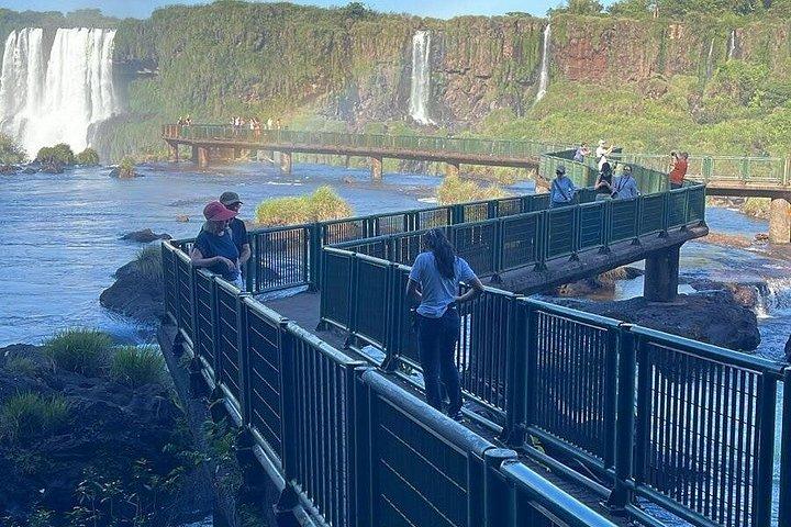 ボートアドベンチャーで行くイグアスの滝ブラジルとアルゼンチン