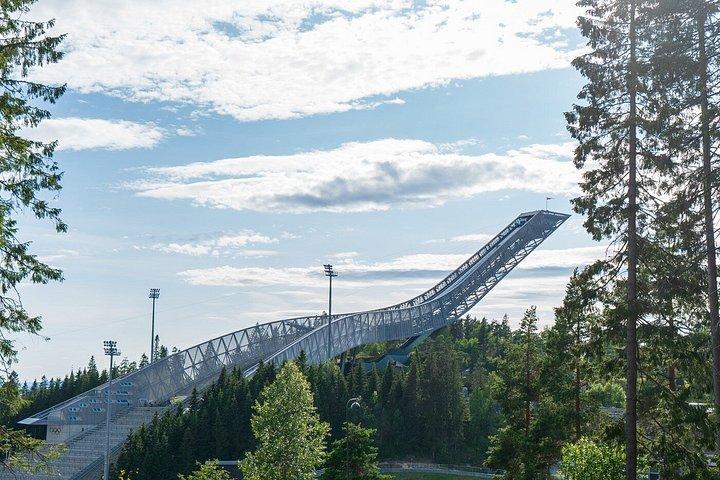 ヴィーゲラント・パーク・オペラとホルメンコーレンのオスロプライベートシティツアー