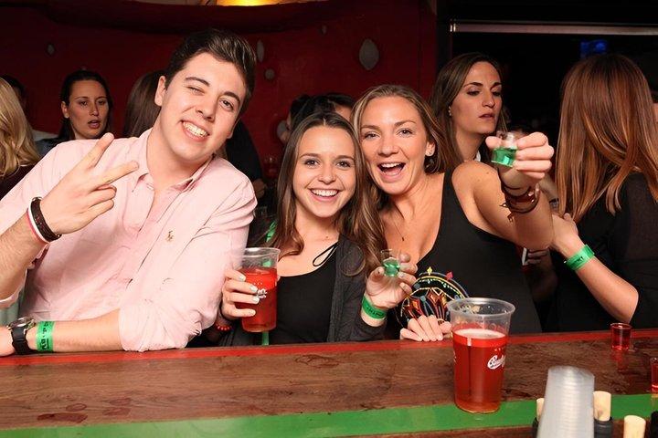 Lisbon Pub Crawl Nachtleben Erlebnis Bars Spiele und Club Eintritt