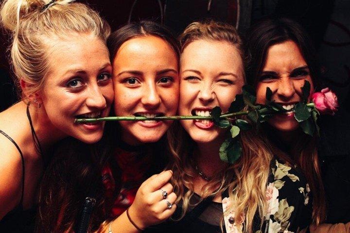 Lisbon Pub Crawl Nachtleben Erlebnis Bars Spiele und Club Eintritt