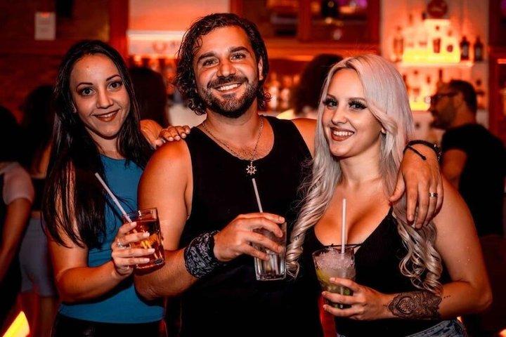 Lisbon Pub Crawl Nachtleben Erlebnis Bars Spiele und Club Eintritt