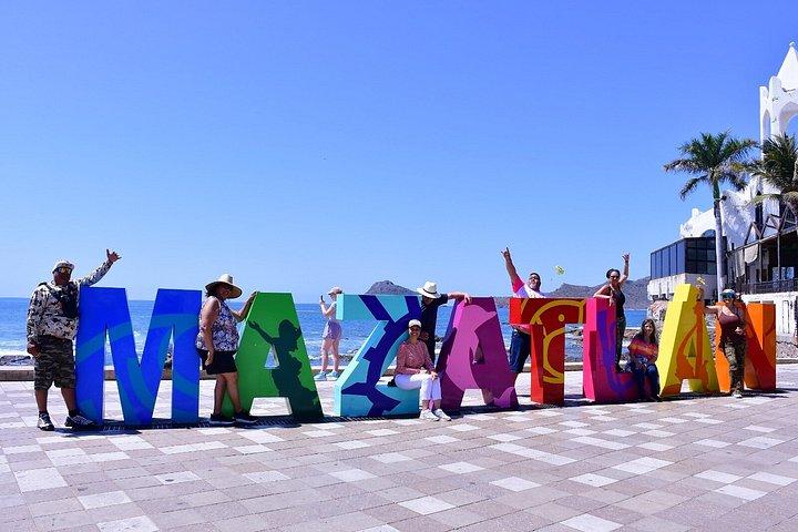 マザトラン市内ツアーの歴史と味 + ビッチクラブオールインクルーシブ