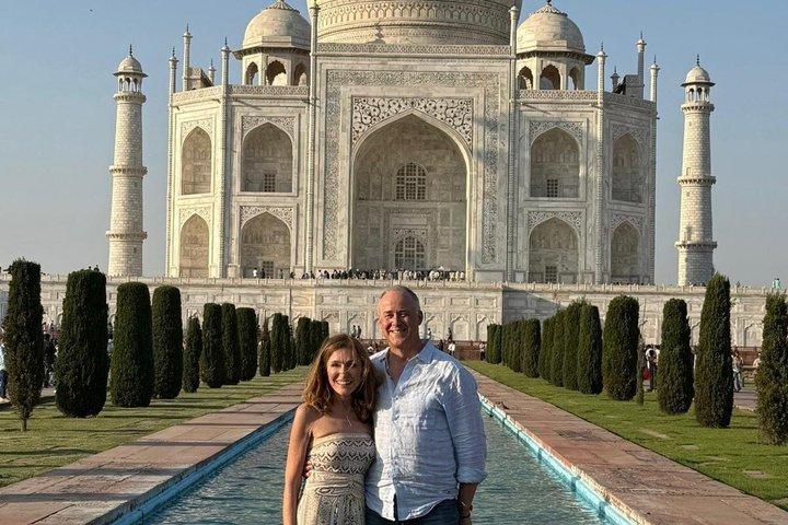 Tour privato all'alba del Taj Mahal da Agra in auto con autista