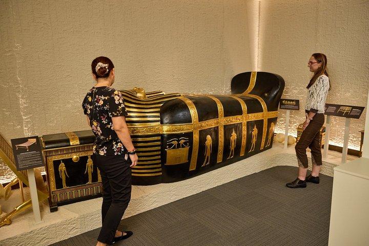 Tomb of the Pharaohs nat tur og 2 kursus middag i Cairns