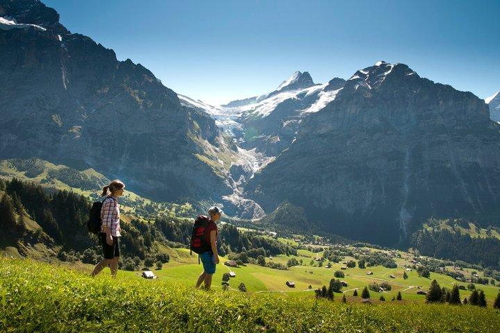 インターラーケン発グリンデルヴァルトとラウターブルンネンガイド付き日帰り旅行