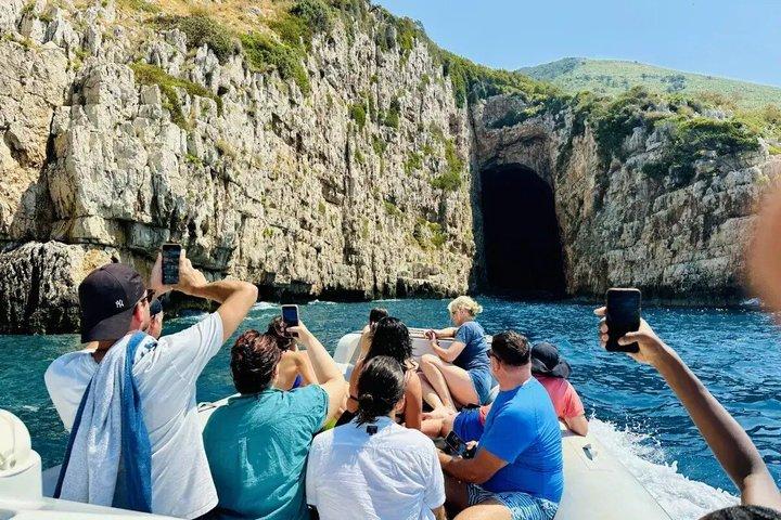 Isla de Sazan, cueva de Haxhi Ali, excursión en barco por Karaburun