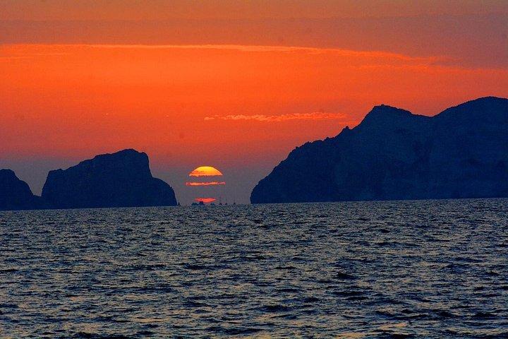夕暮れ時のボートでの食前酒