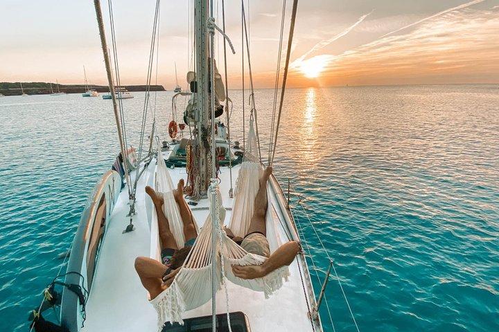 Experiência de veleiro privado ao pôr do sol em Ibiza