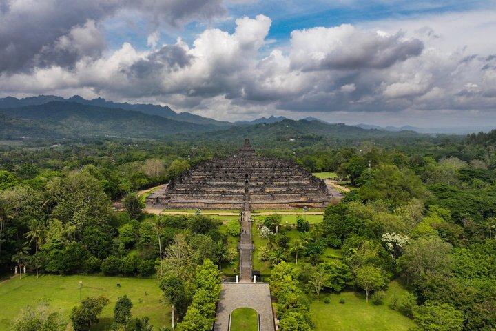 ジョグジャカルタとボロブドゥール寺院を含むバリ島からの2日間のJavaツアー