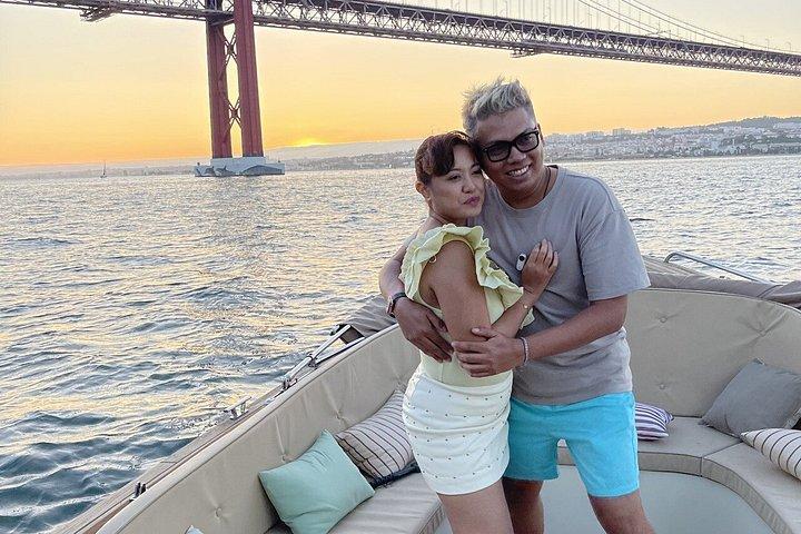 Lisbon Sunset Accogliente crociera in barca con Open Bar e Pizza