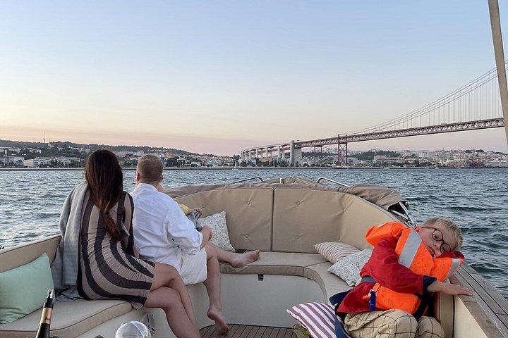 Lisbon Sunset Accogliente crociera in barca con Open Bar e Pizza