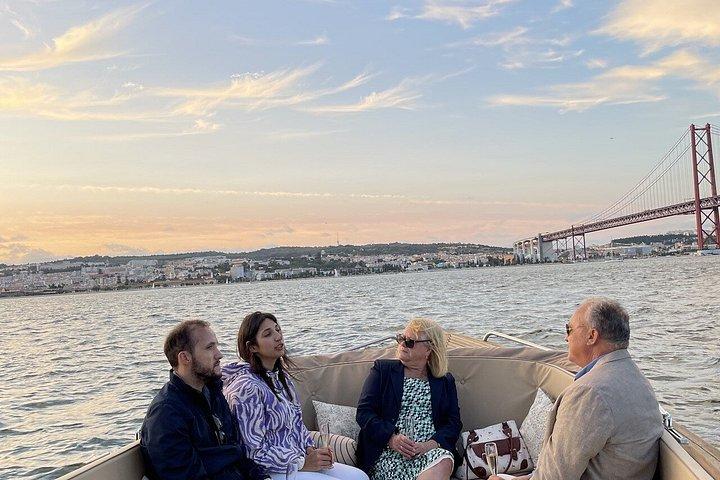 Lisbon Sunset Accogliente crociera in barca con Open Bar e Pizza