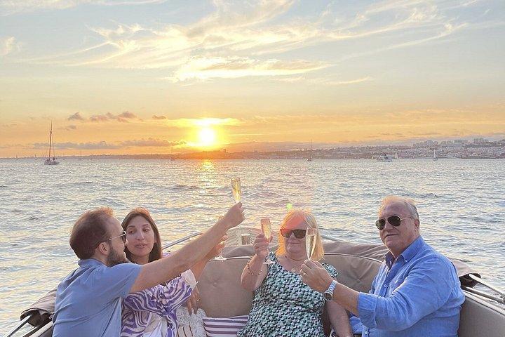 Lisbon Sunset Accogliente crociera in barca con Open Bar e Pizza